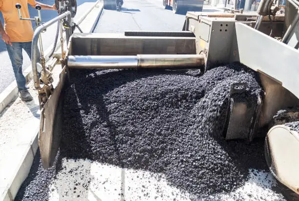 الفرق بين الأسفلت البارد والأسفلت الساخن